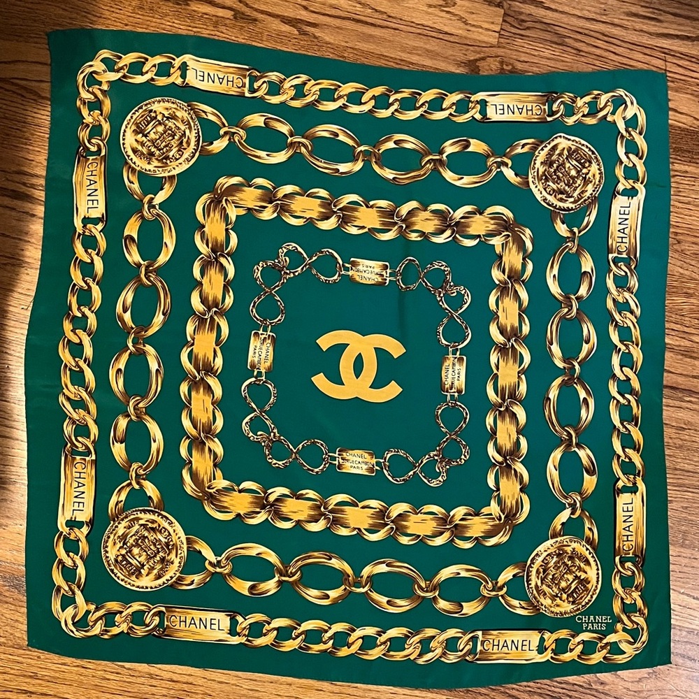 CHANEL Emerald and Gold Chain Motif Scarf